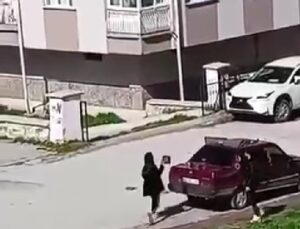 Öfkeli kadın tartıştığı erkeğin arabasının camını kırdı