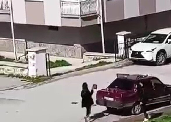 Öfkeli kadın tartıştığı erkeğin arabasının camını kırdı