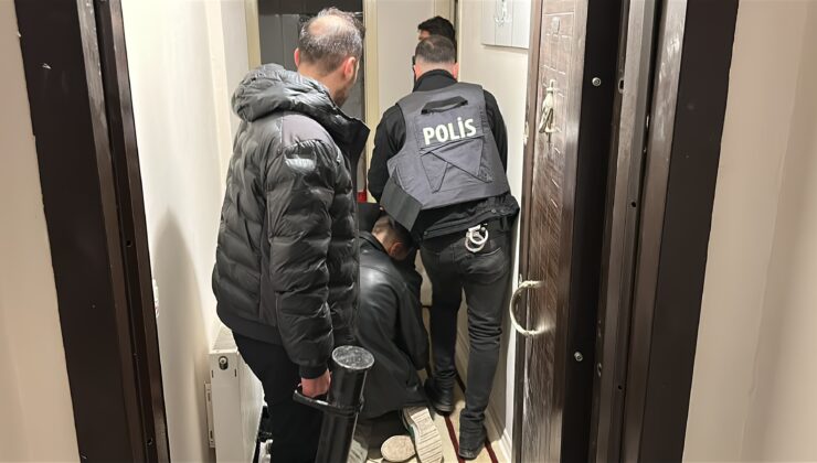 Karşısında polisi görünce kendini eve kilitledi: 3 gözaltı