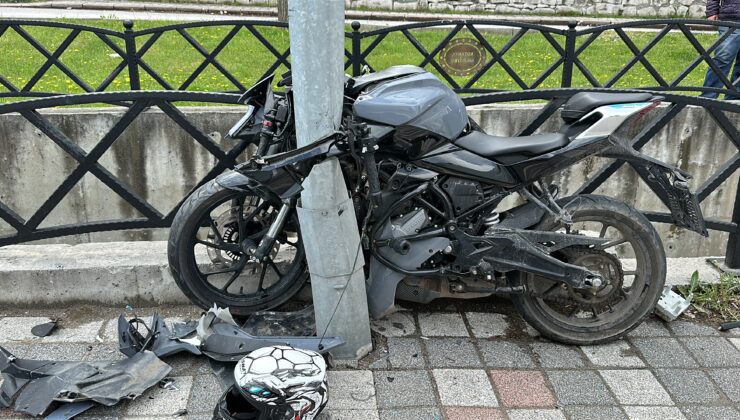 Motosiklet aydınlatma direği ile korkulukların arasına sıkıştı! 1 ağır yaralı
