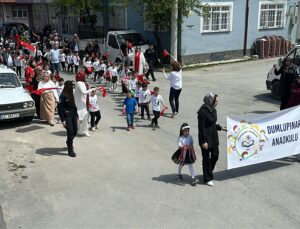 Polisler miniklerin bayram coşkusuna eşlik etti