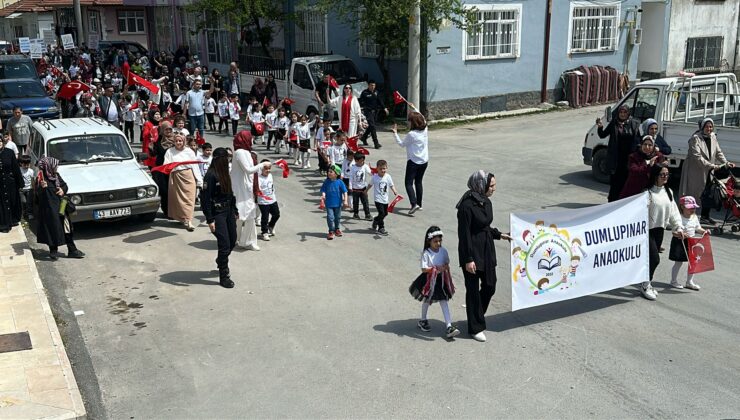Polisler miniklerin bayram coşkusuna eşlik etti