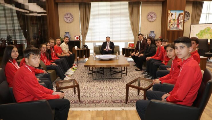 Vali Işın’dan genç sporculara ödül