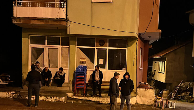 Köylüler artçı depremler nedeniyle geceyi dışarıda geçirdi