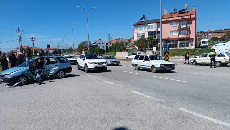 İki otomobil çarpıştı: 5 yaralı
