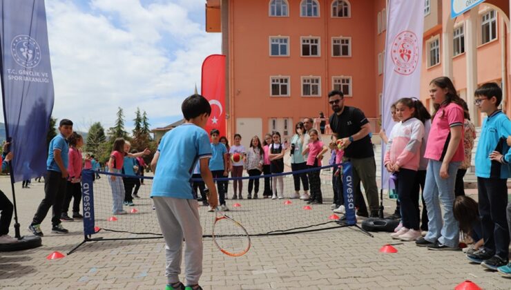 İlkokul öğrencileri tenis turnuvasında yarıştı