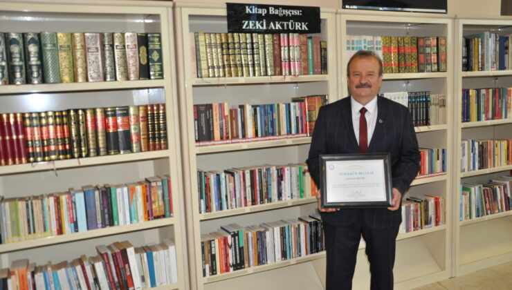 Emekli kütüphaneciden üniversiteye 4 bin kitap bağışı