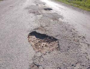 Gediz Dereköy yolu sürücülere zor anlar yaşatıyor