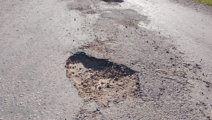 Gediz Dereköy yolu sürücülere zor anlar yaşatıyor
