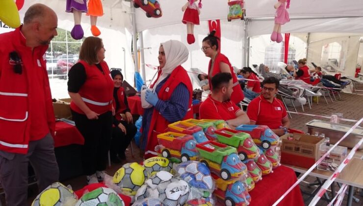Şölen havasında kan bağışı etkinliği