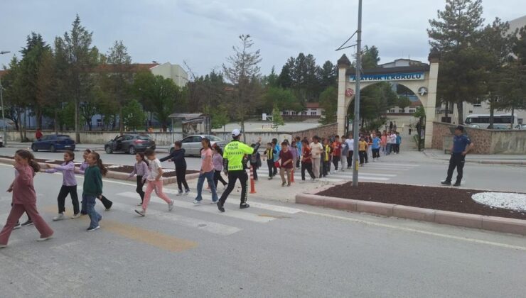 Polis abilerinden miniklere trafik eğitimi