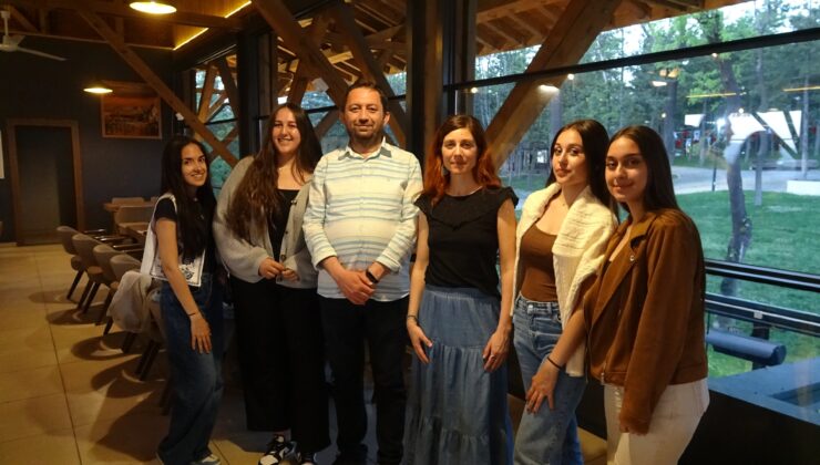 İspanya’dan gelen öğrenciler huzurevinde staj yapıyor