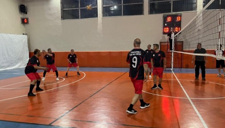 Öğretmenlerin voleybol turnuvası heyecanı