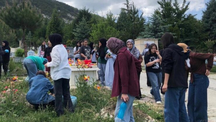 Öğrencileriden mezarlık ve şehitlik ziyareti
