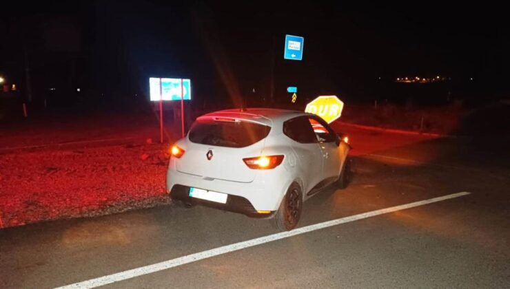 Ehliyetsiz ve alkollü sürücü ‘Dur’ levhasına çarptı: 1 yaralı