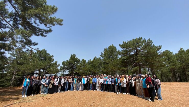130 kız öğrenci Murat Dağı’nda kampta buluştu