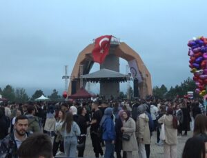 DPÜ Fest Mavi Gri konseriyle kapılarını açtı