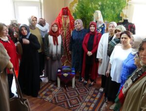 Kadınların ürettiği kıyafetler sergide görücüye çıktı
