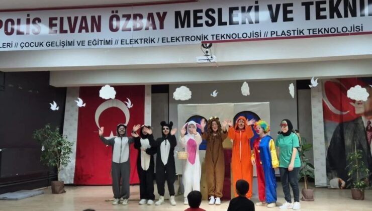 Minikler tiyatroda buluştu