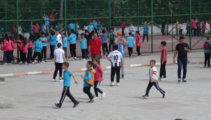 Çocuklar geleneksel oyunlarla doyasıya eğlendi