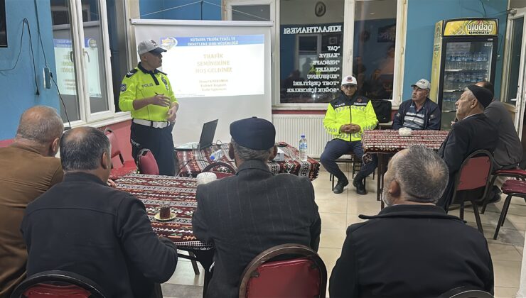 Trafik ekipleri kıraathanede eğitim verdi