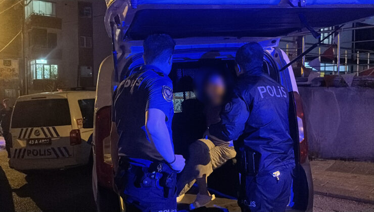 Alkollü kadın, annesini rehin aldı! Polis kapıyı kırıp kurtardı