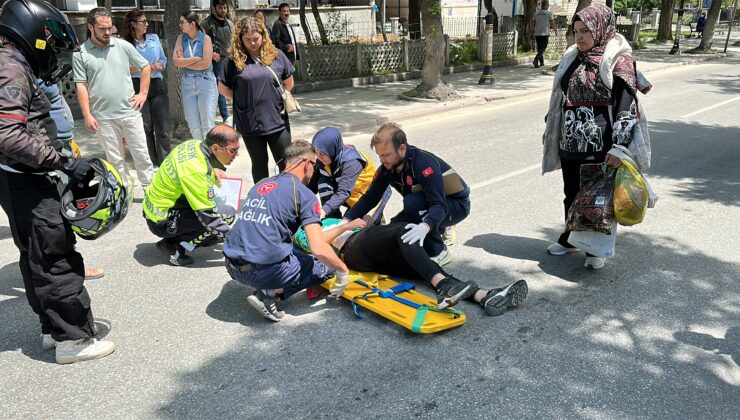 Kask hayat kurtardı! Otomobil ile çarpışan motosikletli halk otobüsünün altına girdi