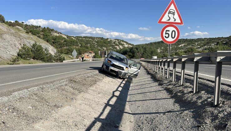 Yoldan çıkan otomobil su kanalına uçtu