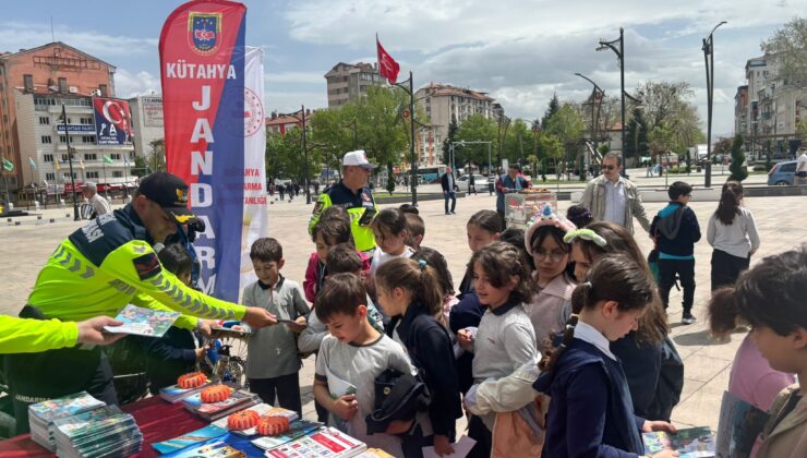 Jandarma ekiplerinden trafik bilgilendirmesi