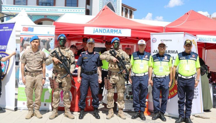 Jandarmadan Zafer Meydanı’nda bilgilendirme standı