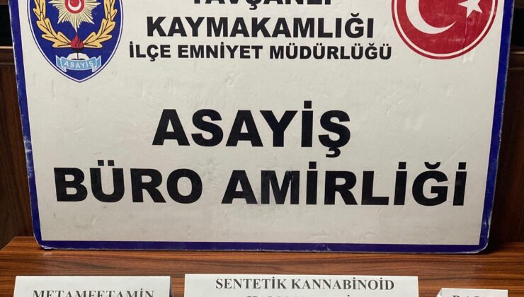 Teyp konsoluna gizledikleri uyuşturucu polisin gözünden kaçmadı