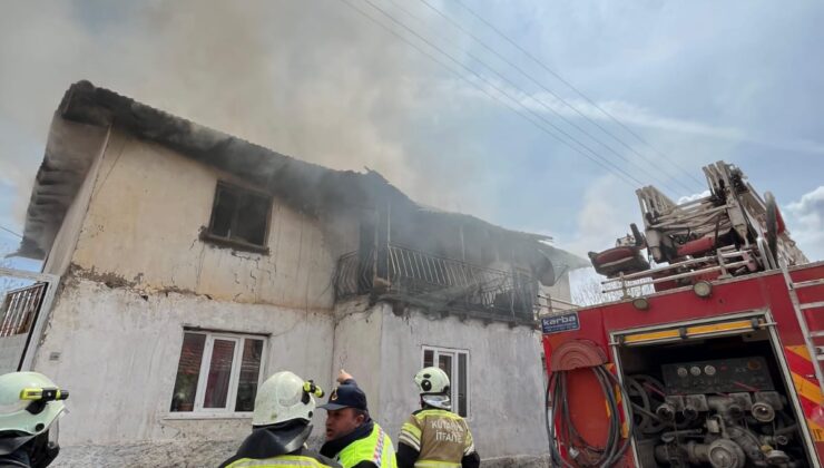 İki katlı ahşap bina alev alev yandı