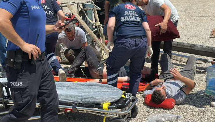 Bayrak takmak için çıktıkları vinç devrildi: 2 işçi yaralandı