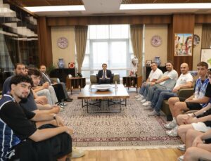 Vali Musa Işın şampiyon takımı makamında ağırladı