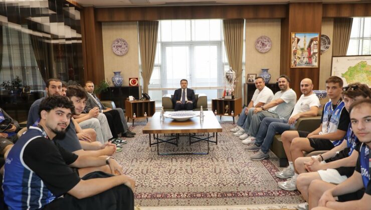 Vali Musa Işın şampiyon takımı makamında ağırladı