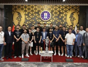 Başkan Eyüp Kahveci şampiyon basketçileri makamında ağırladı