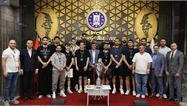 Başkan Eyüp Kahveci şampiyon basketçileri makamında ağırladı