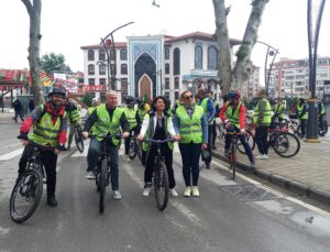 Bisiklet tutkunları sağlık için pedal çevirdi
