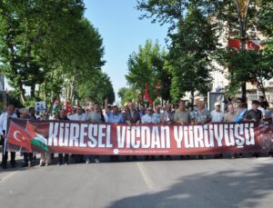 İsrail’in Gazze’ye yönelik saldırıları yürüyüşle protesto edildi