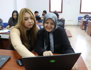 71 yaşındaki Selma Şahin meslek yüksekokulunu bitirdi