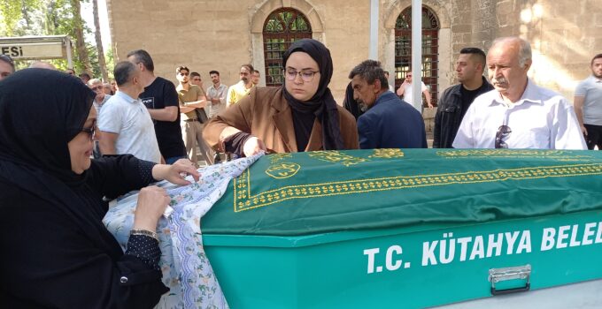 Başkan Erenler’in annesi Azize Çetin son yolculuğuna uğurlandı