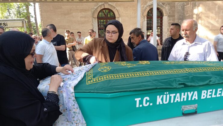 Başkan Erenler’in annesi Azize Çetin son yolculuğuna uğurlandı