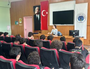 ABD’de araştırma görevlisi olan Hidayet Pütün öğrencilerle buluştu