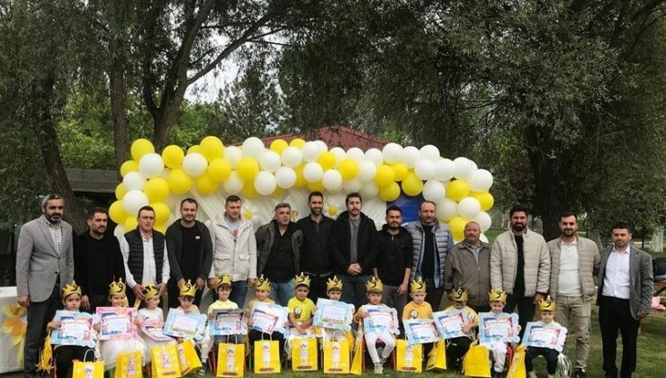 Kur’an kursu miniklerinin karne töreni heyecanı