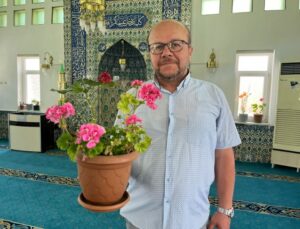 Müezzin ve cemaat camiyi çiçek bahçesine çevirdi