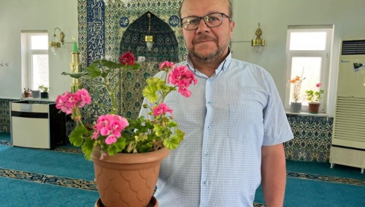 Müezzin ve cemaat camiyi çiçek bahçesine çevirdi