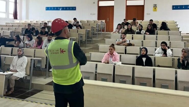 Mezunlar öğrencilerle tecrübelerini paylaşıyor
