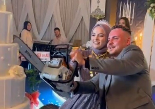 Düğün pastasını motorlu testere ile kestiler