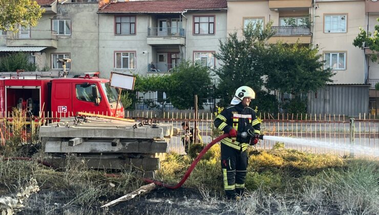 Kargaların elektrik tellerine teması sonucu yangın çıktı