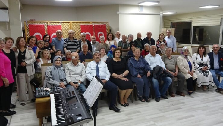 Tunçbilek Lisesi ilk mezunları yıllar sonra bir araya geldi